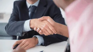 Une poignée de main entre deux hommes