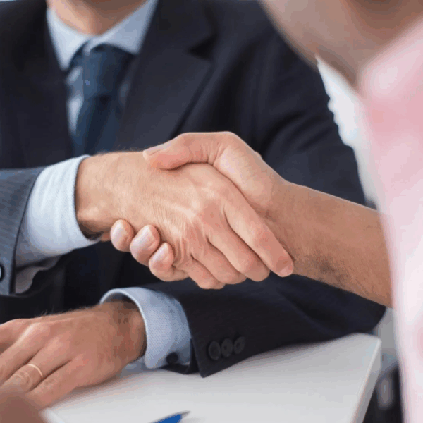 Une poignée de main entre deux hommes