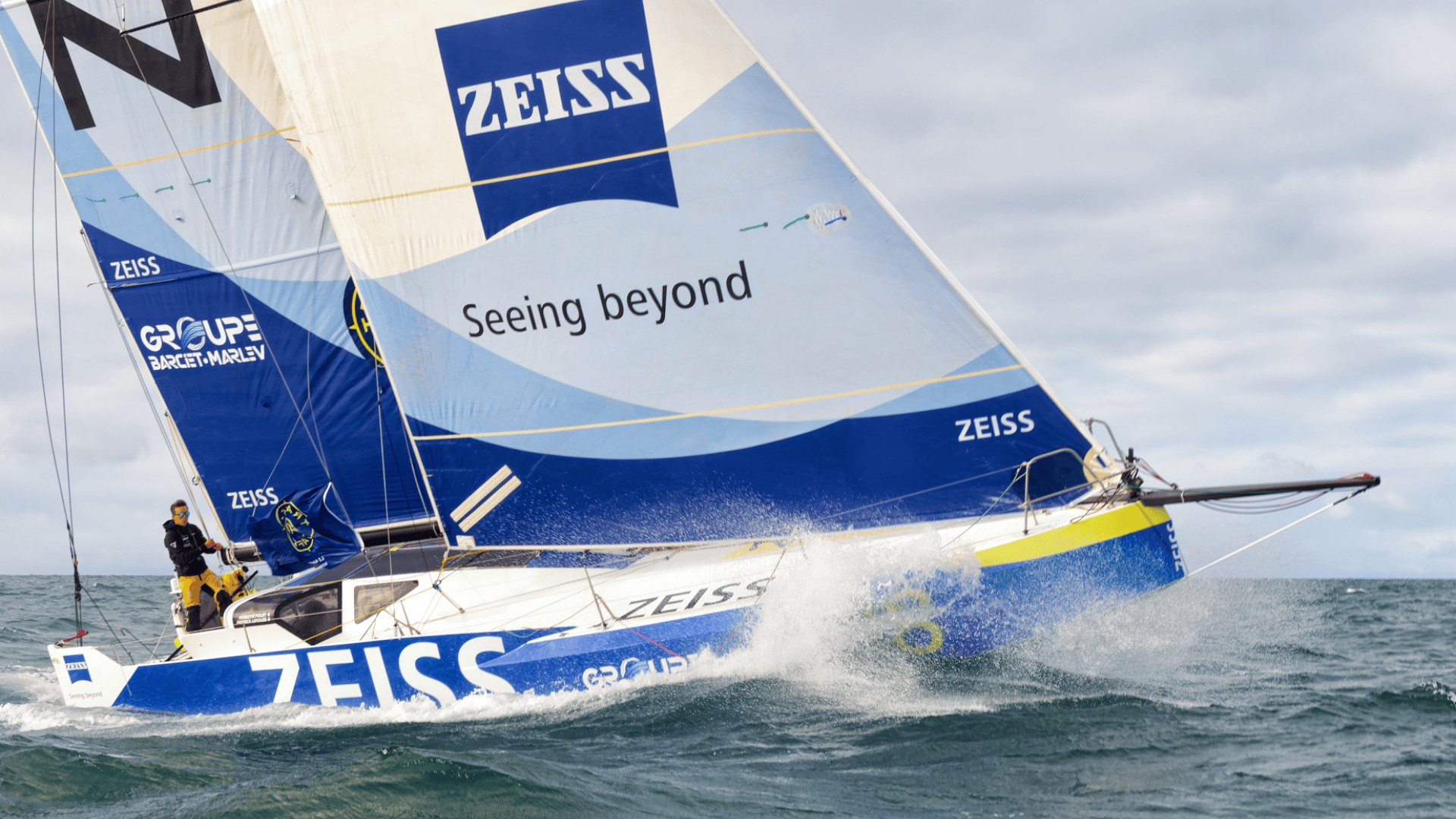 Thimoté Polet sur son voilier.