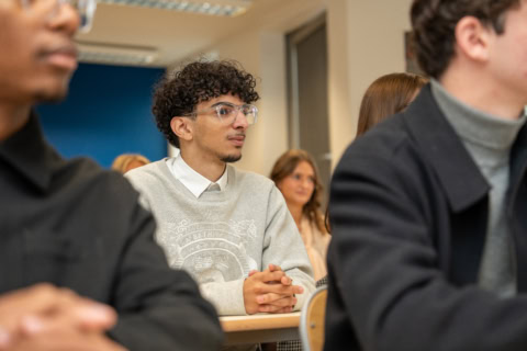 Un étudiant vu de face en salle de classe pour illustrer le Bachelor 3 Luxury Event & Communication