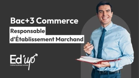 Un homme en chemise pour représenter la formation de Responsable d'établissement marchand