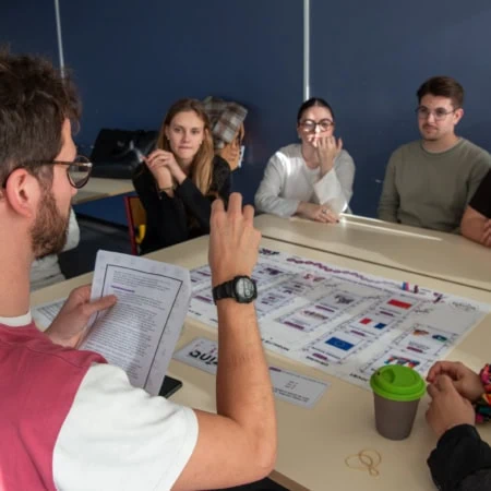 Vue d'un groupe d'étudiants assis autour d'une table