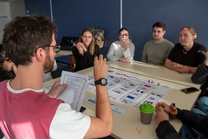 Vue d'un groupe d'étudiants assis autour d'une table