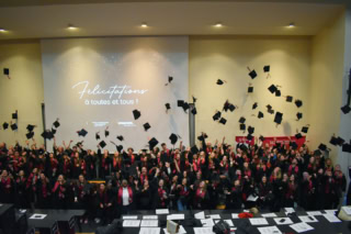 Vue en hauteur d'un groupe d'étudiants lors d'une remise de prix