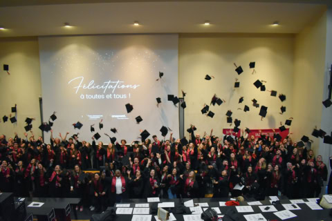 Vue en hauteur d'un groupe d'étudiants lors d'une remise de prix