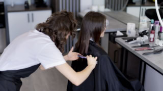 coiffeur-prenant-soin-de-son-client (1) (1) (1)