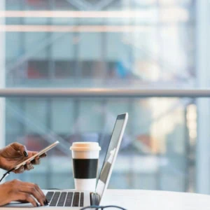 groupe-de-personnes-preparant-un-plan-d-affaires-dans-un-bureau