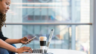 groupe-de-personnes-preparant-un-plan-d-affaires-dans-un-bureau