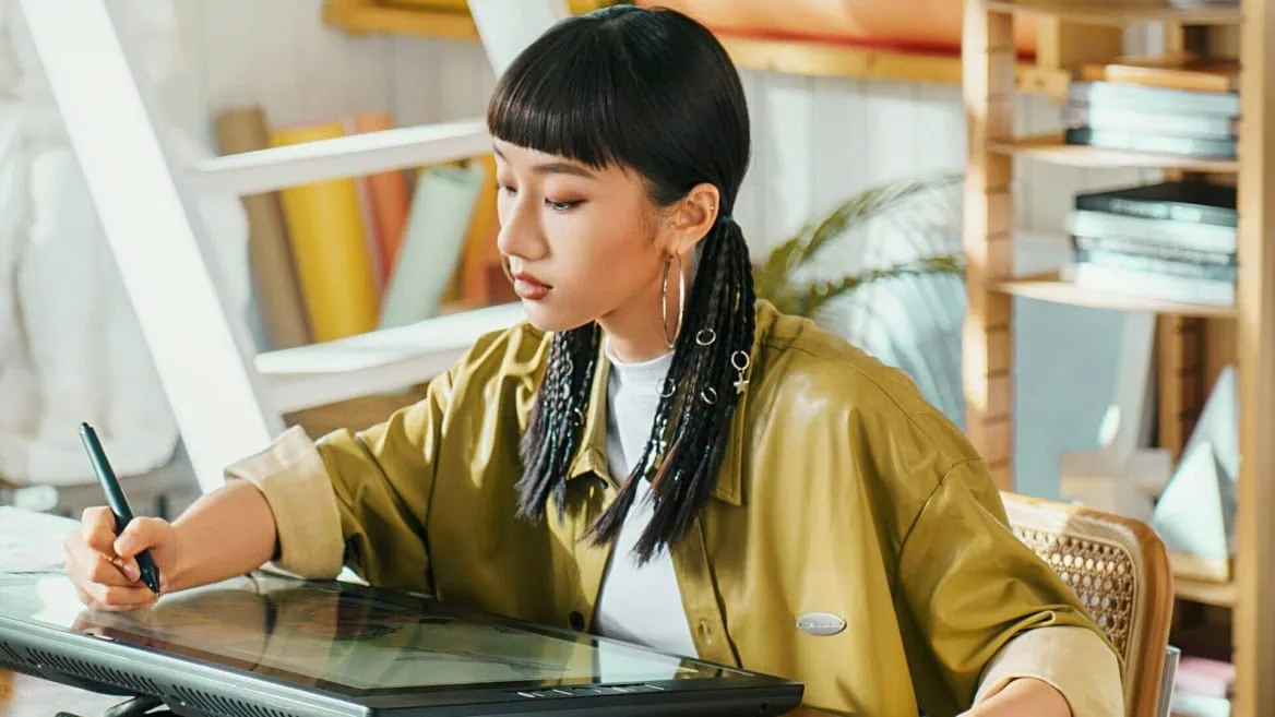 femme travaille sur tablette graphique