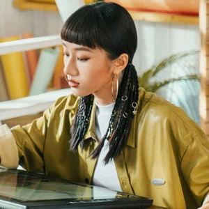 femme travaille sur tablette graphique