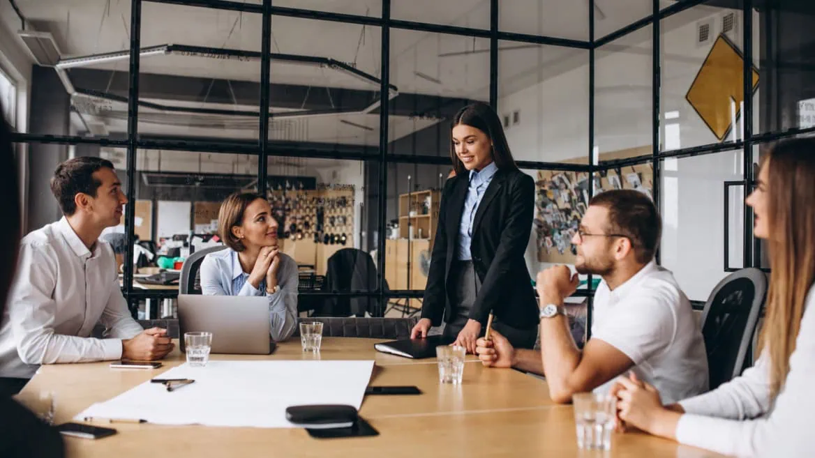 groupe-de-personnes-preparant-un-plan-d-affaires-dans-un-bureau