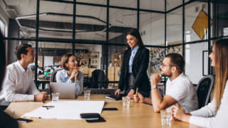 groupe-de-personnes-preparant-un-plan-d-affaires-dans-un-bureau