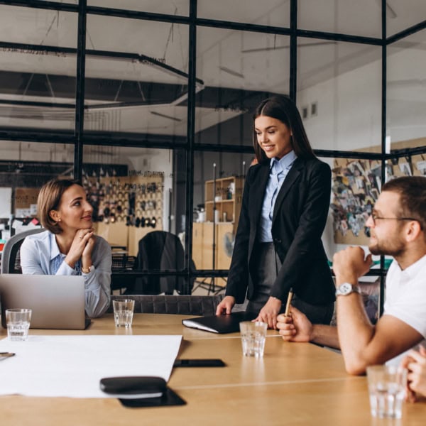 groupe-de-personnes-preparant-un-plan-d-affaires-dans-un-bureau