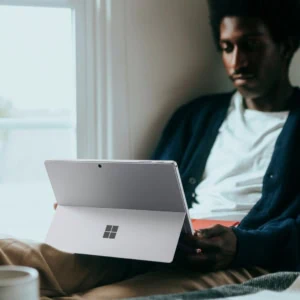 homme regarde son ordinateur