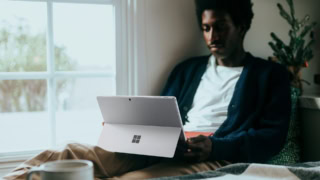 homme regarde son ordinateur