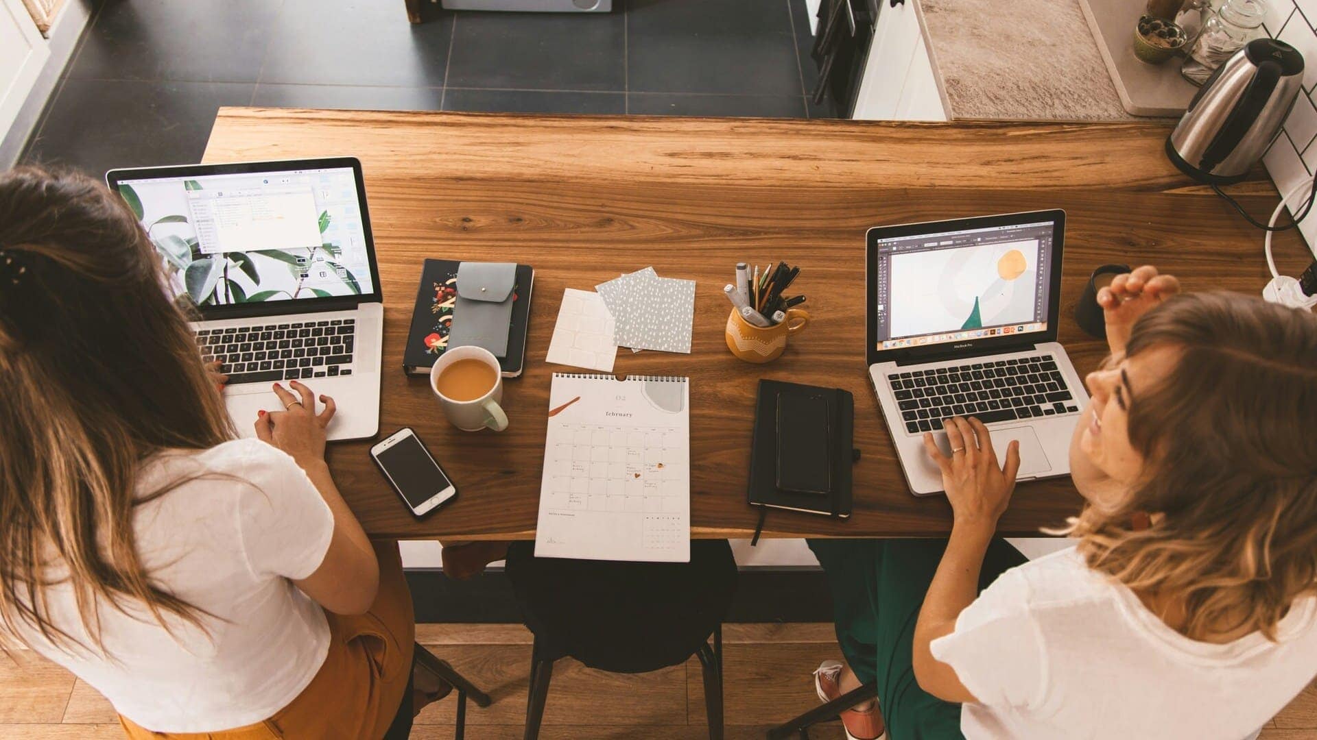 personnes qui travaillent sur leur bureau