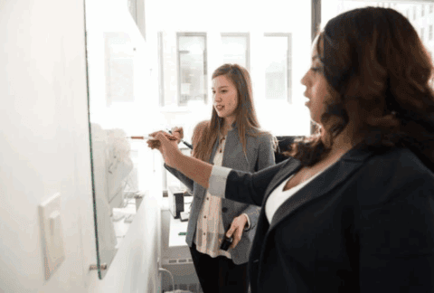 2 femmes entrain d'écrire sur un tableau veleda
