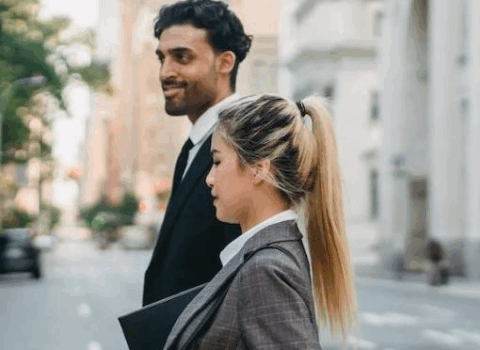 2 personnes marchant dans la rue