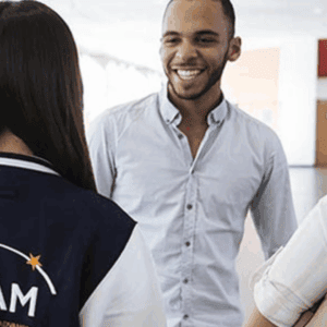 Des étudiants de l'ESAM discutent.