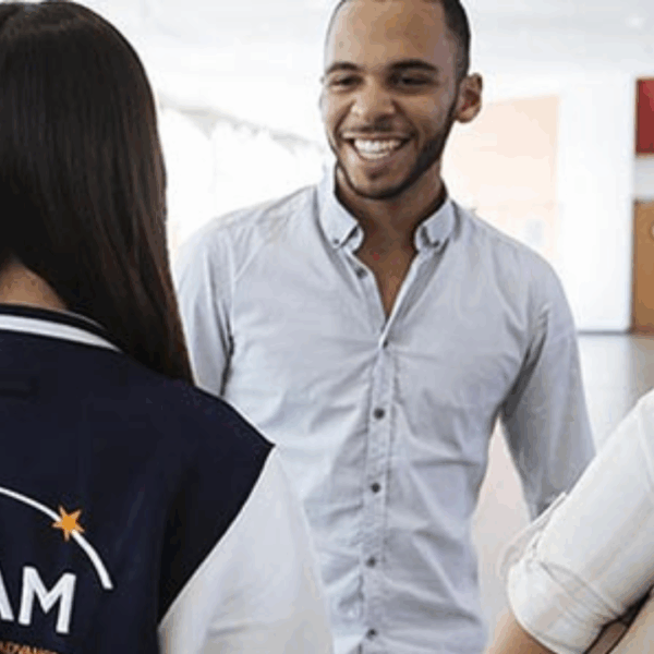Des étudiants de l'ESAM discutent.