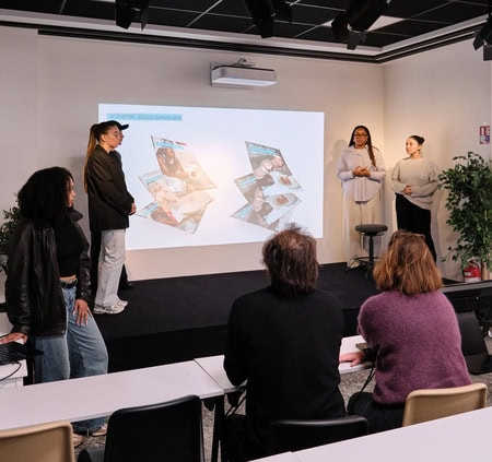 étudiants en atelier créatif