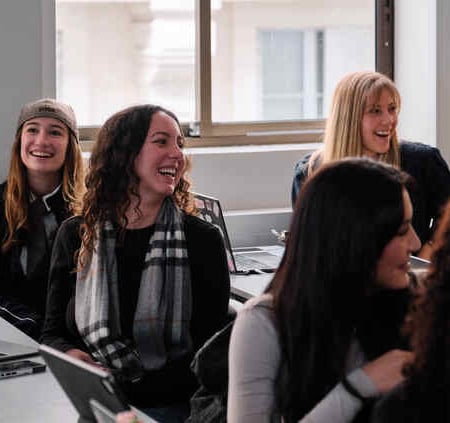 discussion entre étudiants dans la cours de l'ESP