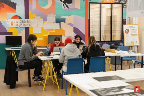 étudiants assis sur à une table