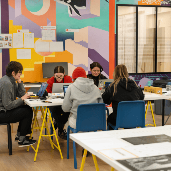 étudiants assis sur à une table