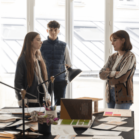 une professeure parlant avec 2 étudiants
