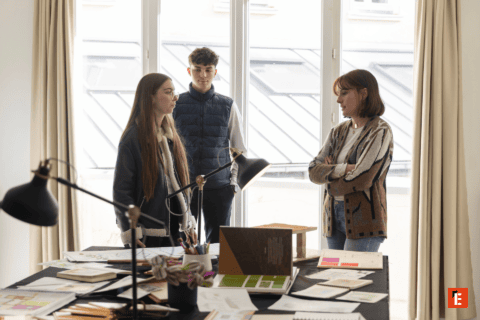 une professeure parlant avec 2 étudiants