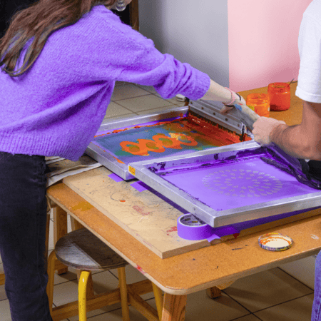 une étudiants faisant un aplat de couleur violet