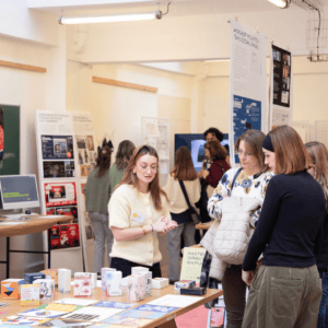 étudiants discutant autour d'une table