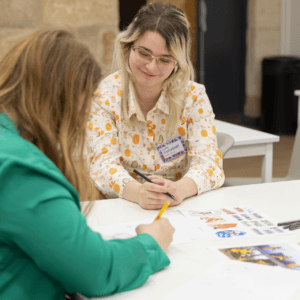 2 étudiantes faisant des dessins