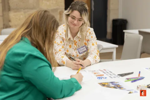 2 étudiantes faisant des dessins