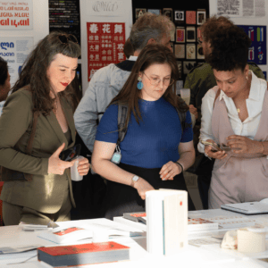 3 femmes regardant des objets sur une table