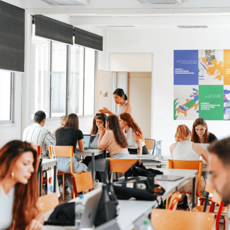 salle de classe d'étudiants remplie