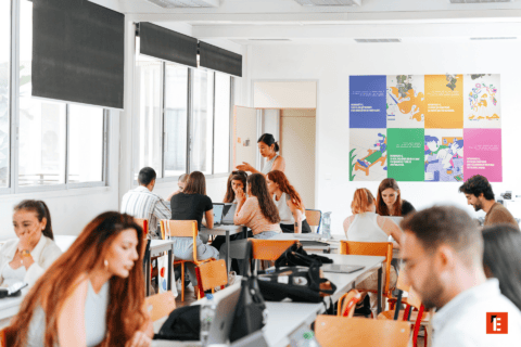 salle de classe d'étudiants remplie
