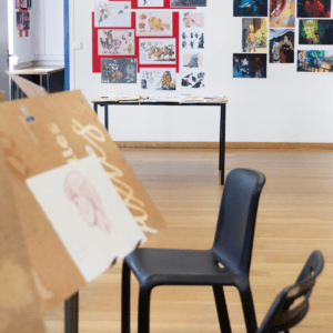 salle de classe avec des chevalets vides
