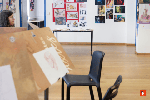 salle de classe avec des chevalets vides