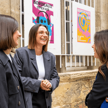 étudiantes discutant dehors