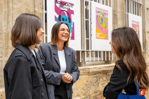 étudiantes discutant dehors