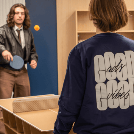 étudiants jouant au ping pong