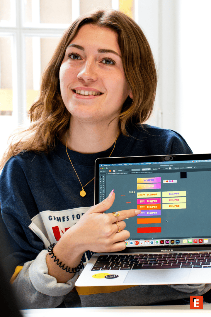 étudiante montrant son ordinateur