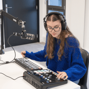 réglage son par une étudiante