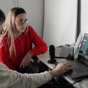 étudiants travaillant sur un ordinateur