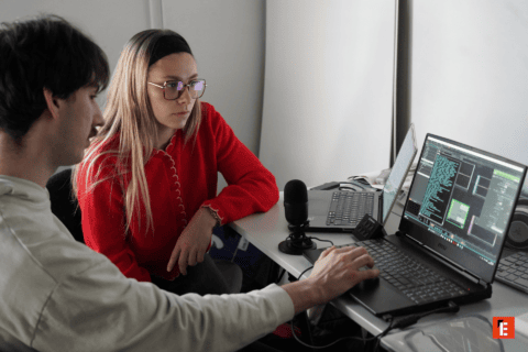 étudiants travaillant sur un ordinateur