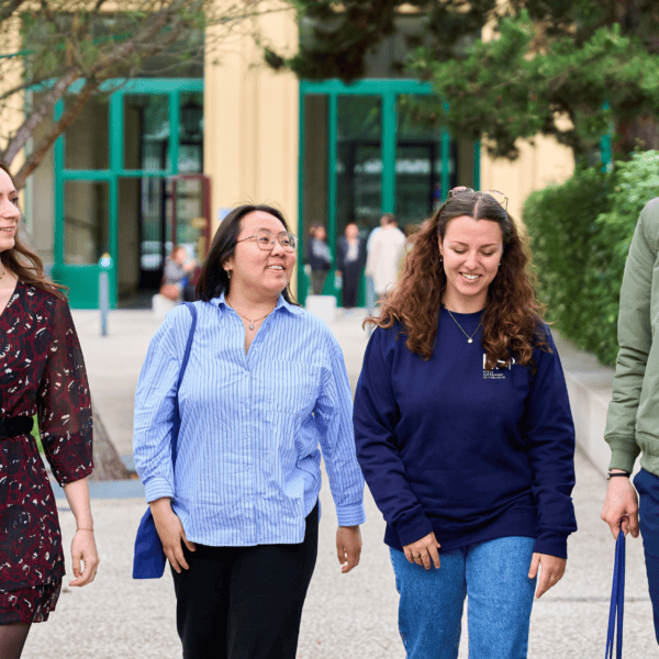 étudiant marchant dans la cours de l'ESP