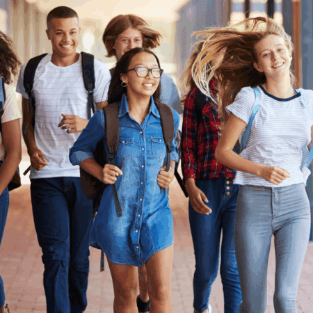 Élèves heureux d'étudier à LyFel