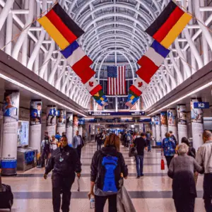 Un hall d'aéroport avec des drapeaux.