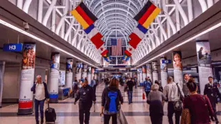 Un hall d'aéroport avec des drapeaux.